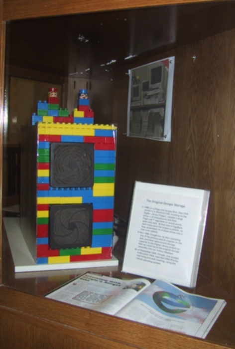Premier serveur Google, fabriqué avec des LEGOs (ce n’est pas une blague). Premier serveur Google, fabriqué avec des LEGOs (ce n’est pas une blague).